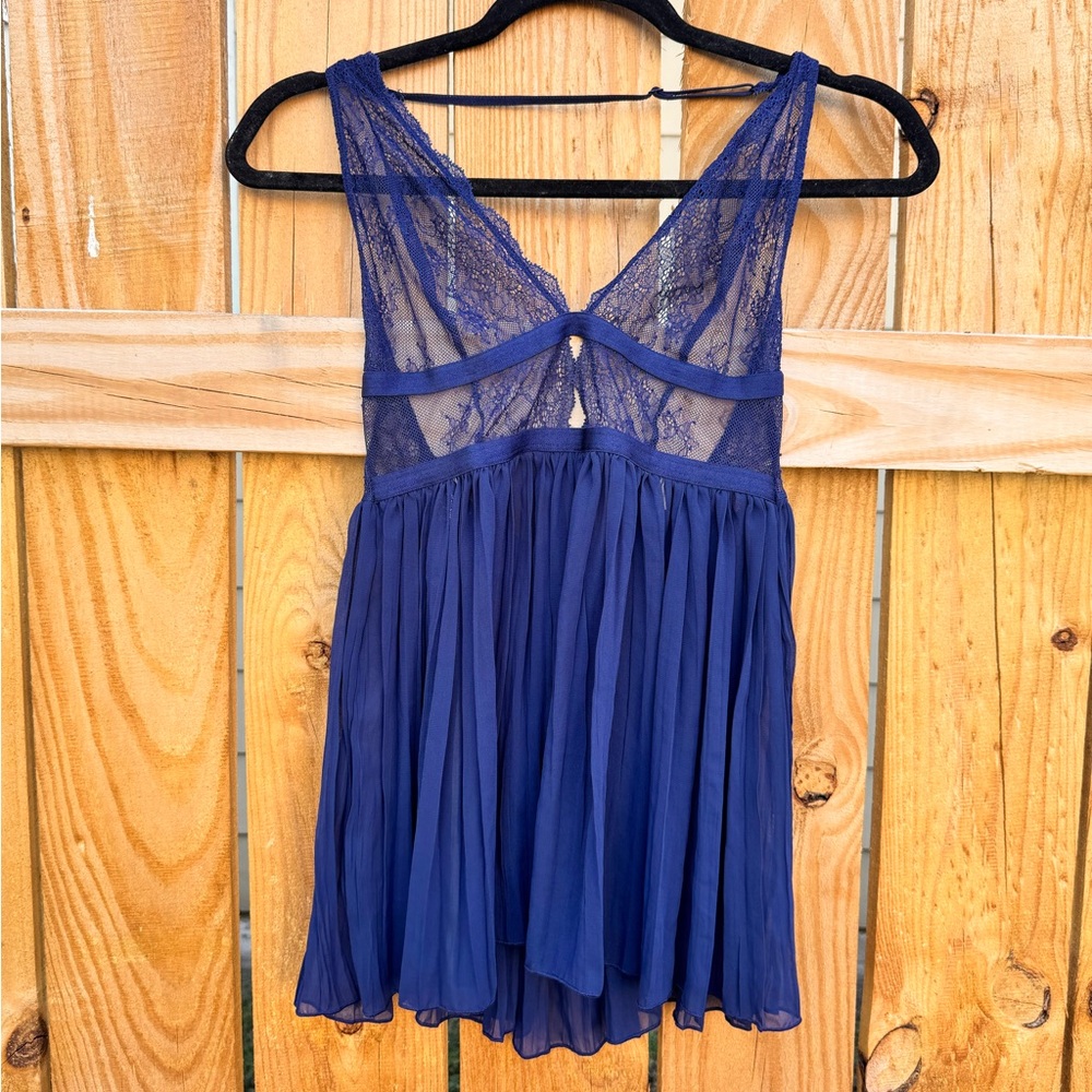 VICTORIA’S SECRET Blue Lace Halter Negligee